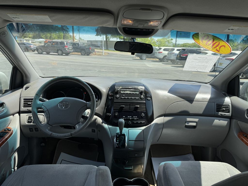 2009 Toyota Sienna Image 12