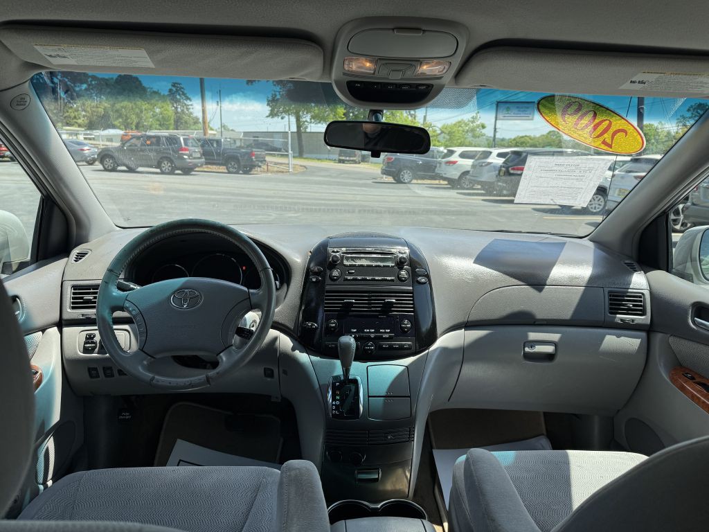 2009 Toyota Sienna Image 15