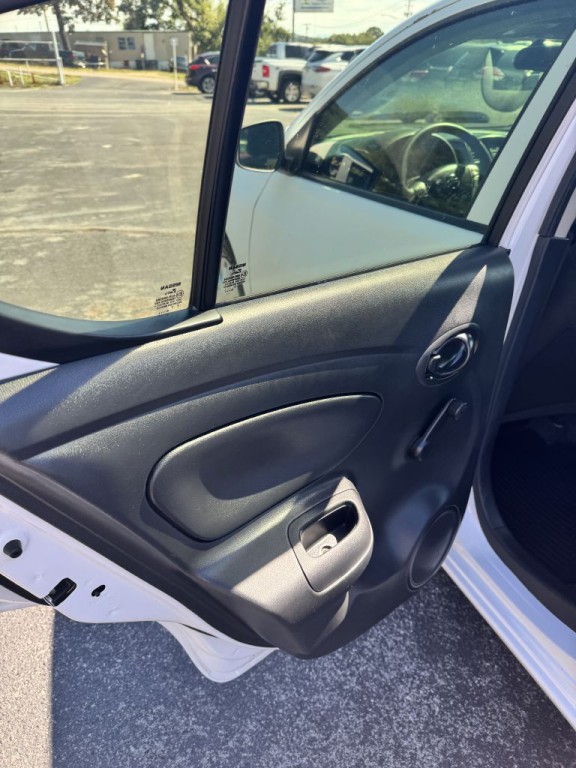 2019 Nissan Versa Image 15