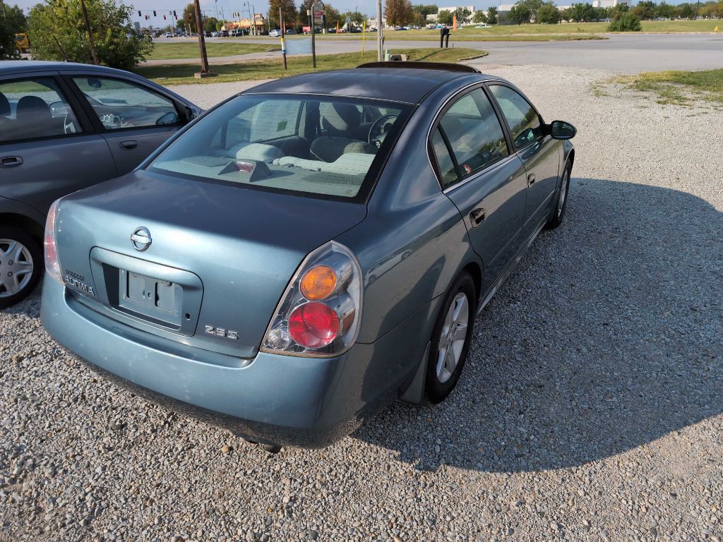 2002 Nissan Altima Image 2
