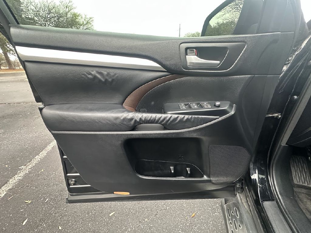 2014 Toyota Highlander Image 16