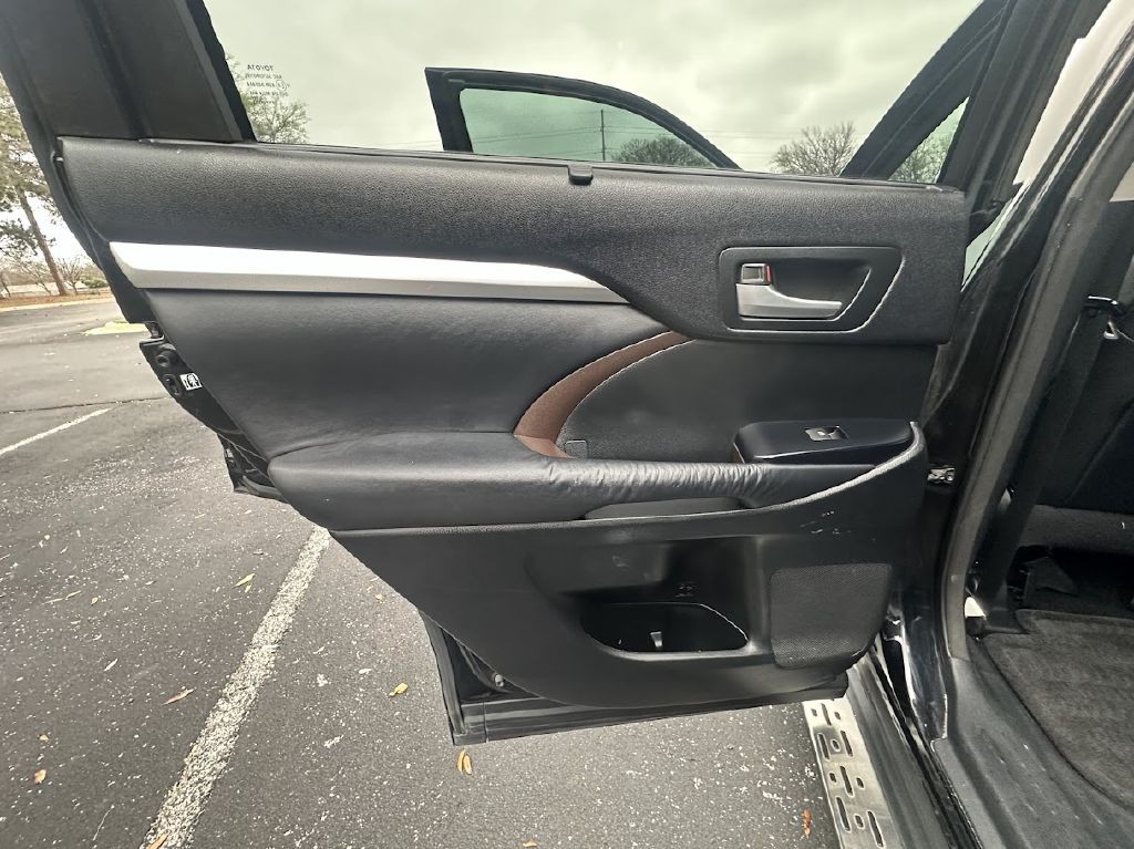 2014 Toyota Highlander Image 19