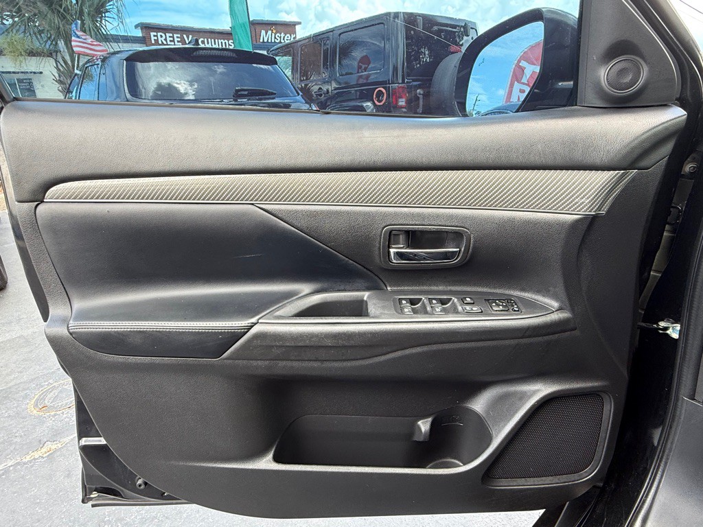 2020 Mitsubishi Outlander Image 9