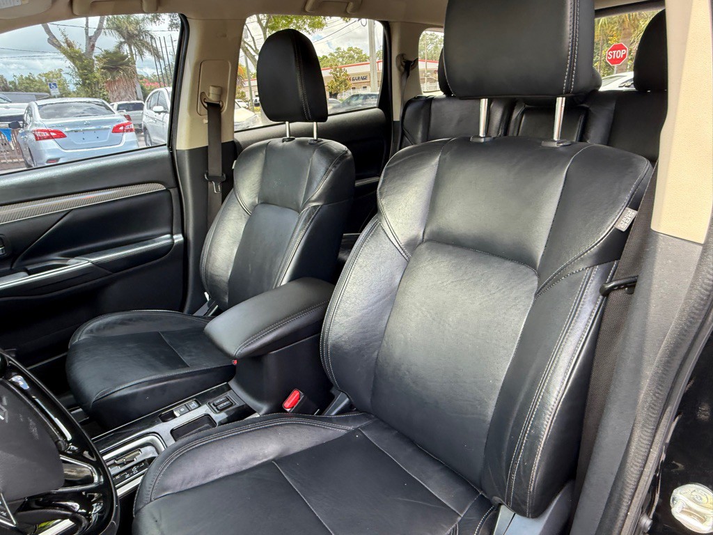 2020 Mitsubishi Outlander Image 12