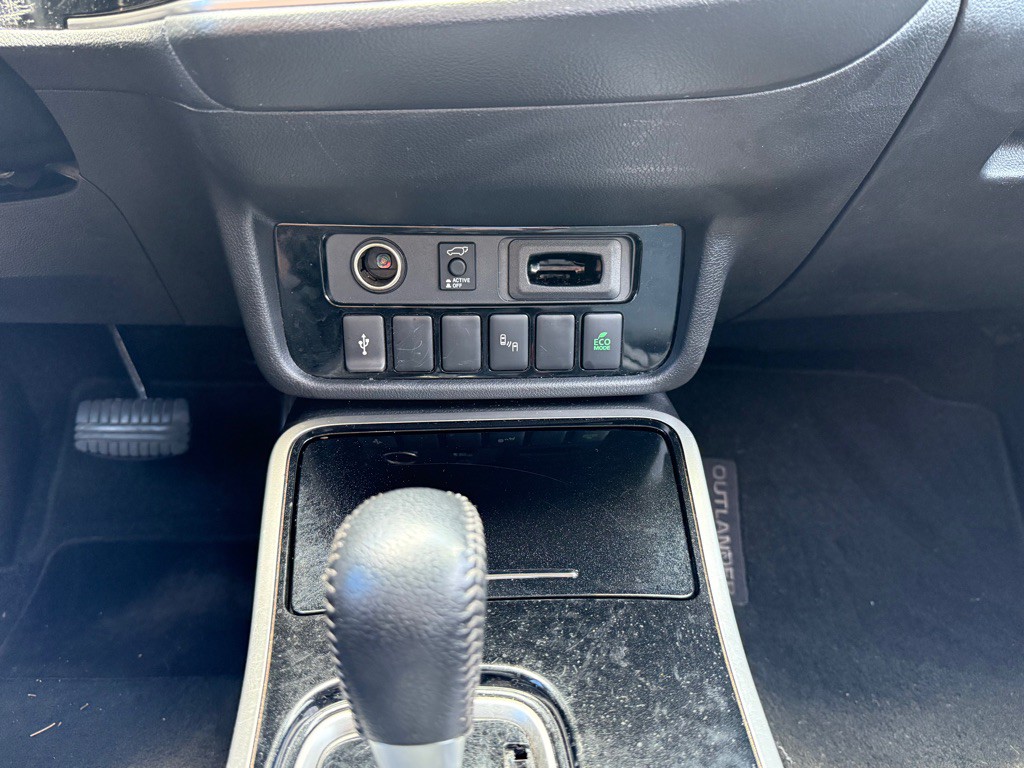 2020 Mitsubishi Outlander Image 16
