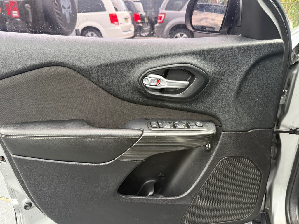 2016 Jeep Cherokee Image 9