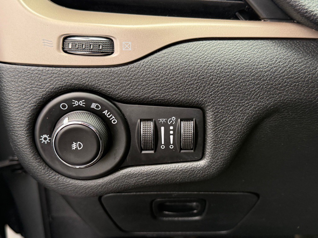 2016 Jeep Cherokee Image 12