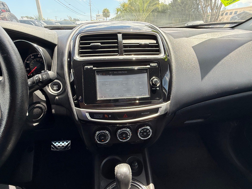 2015 Mitsubishi Outlander Image 16