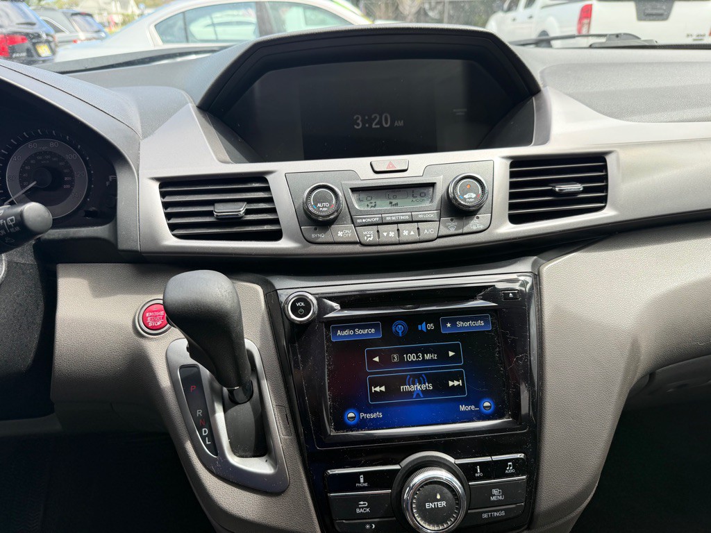 2015 Honda Odyssey Image 17