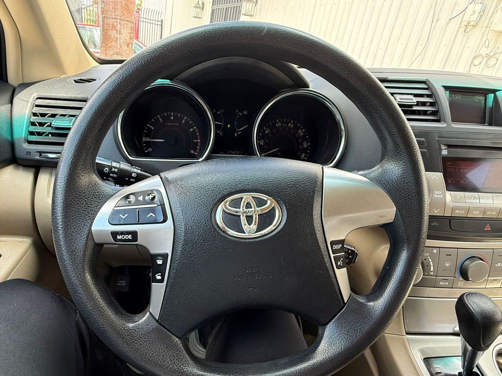 2012 Toyota Highlander Image 16