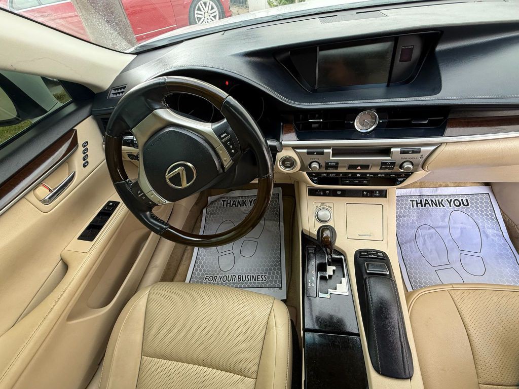 2014 Lexus ES Image 14