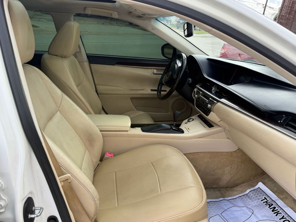 2014 Lexus ES Image 16