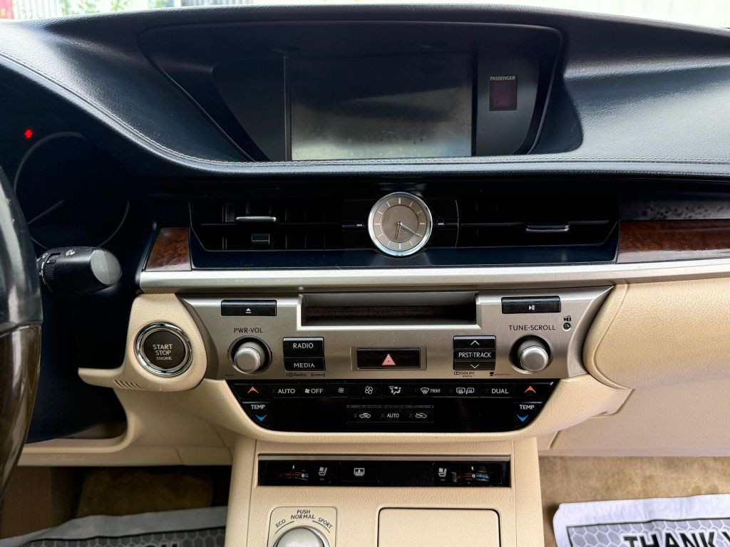 2014 Lexus ES Image 17