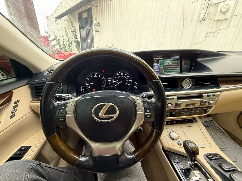 2014 Lexus ES Image 18