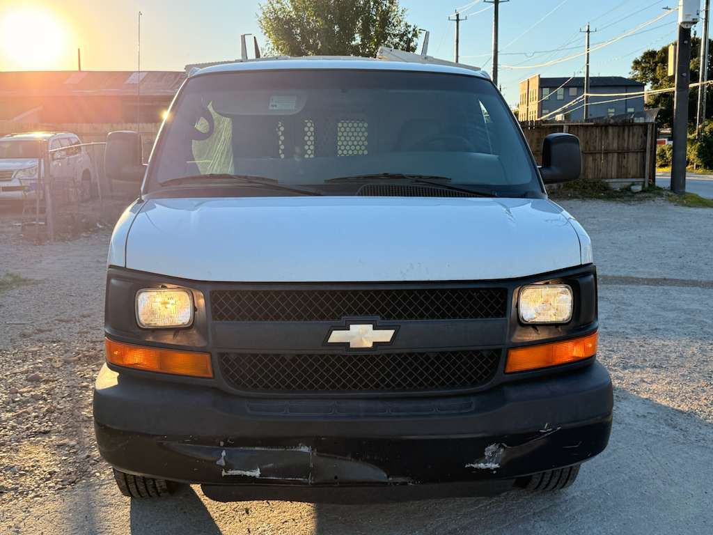 2009 Chevrolet Express Image 2