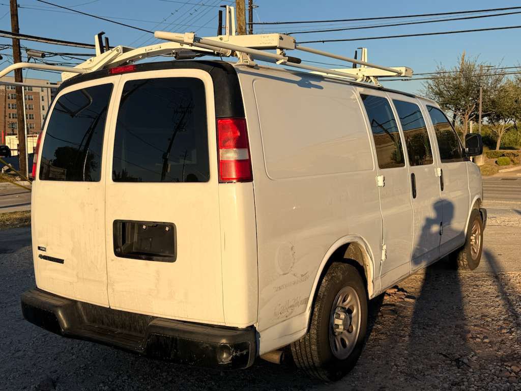 2009 Chevrolet Express Image 3