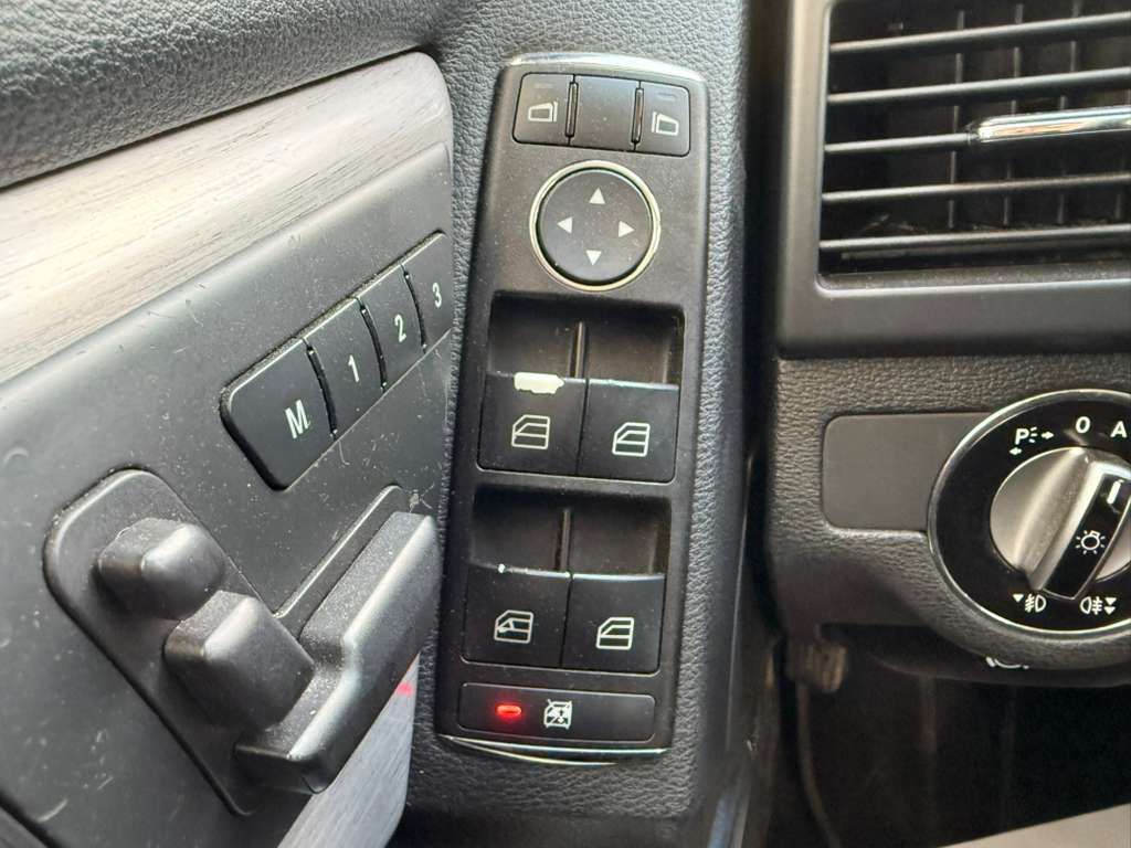 2010 Mercedes-Benz GLK-Class Image 36