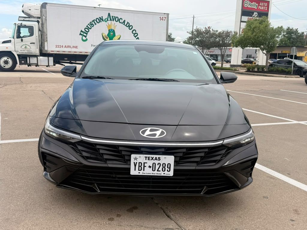 2025 Hyundai Elantra Image 2