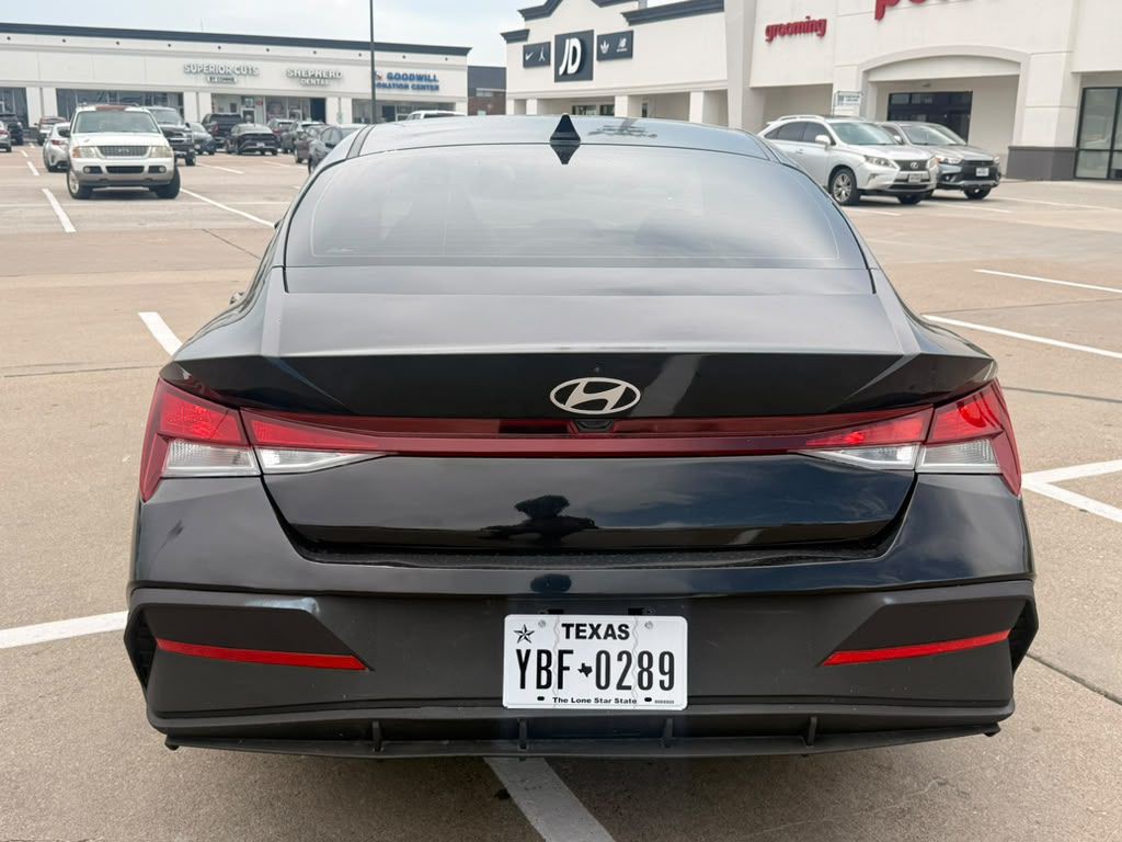 2025 Hyundai Elantra Image 6