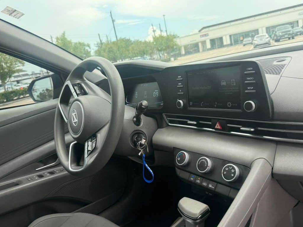 2025 Hyundai Elantra Image 13