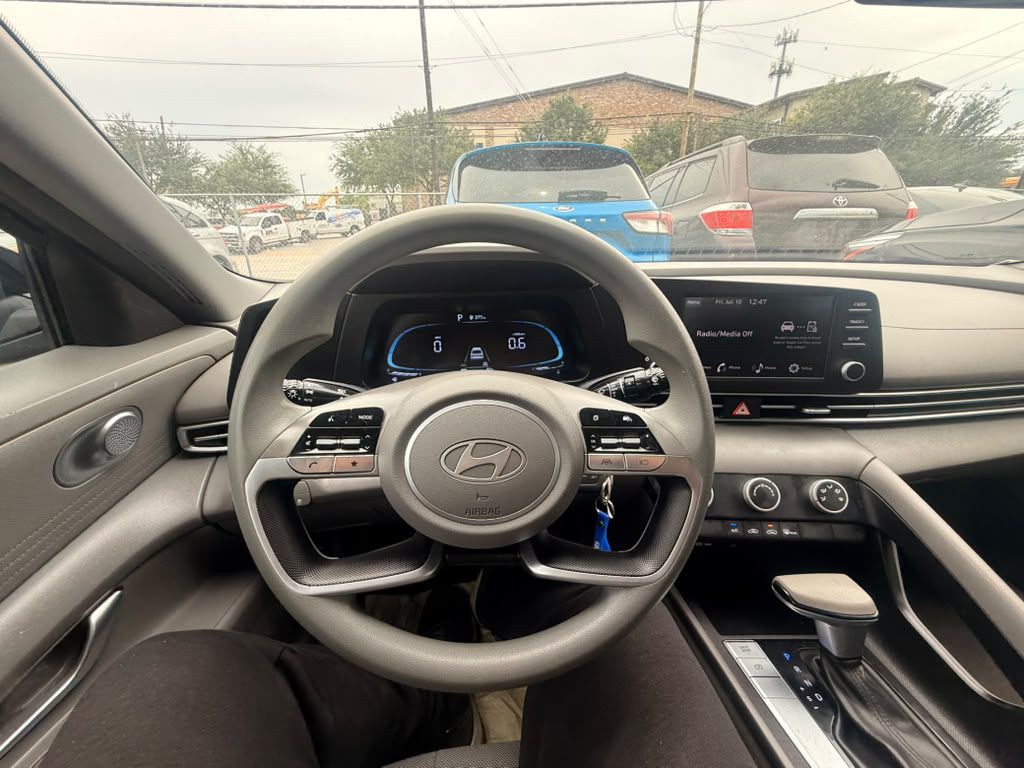 2025 Hyundai Elantra Image 16