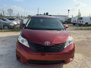 Image for 2014 Toyota Sienna LE ID: 7678662