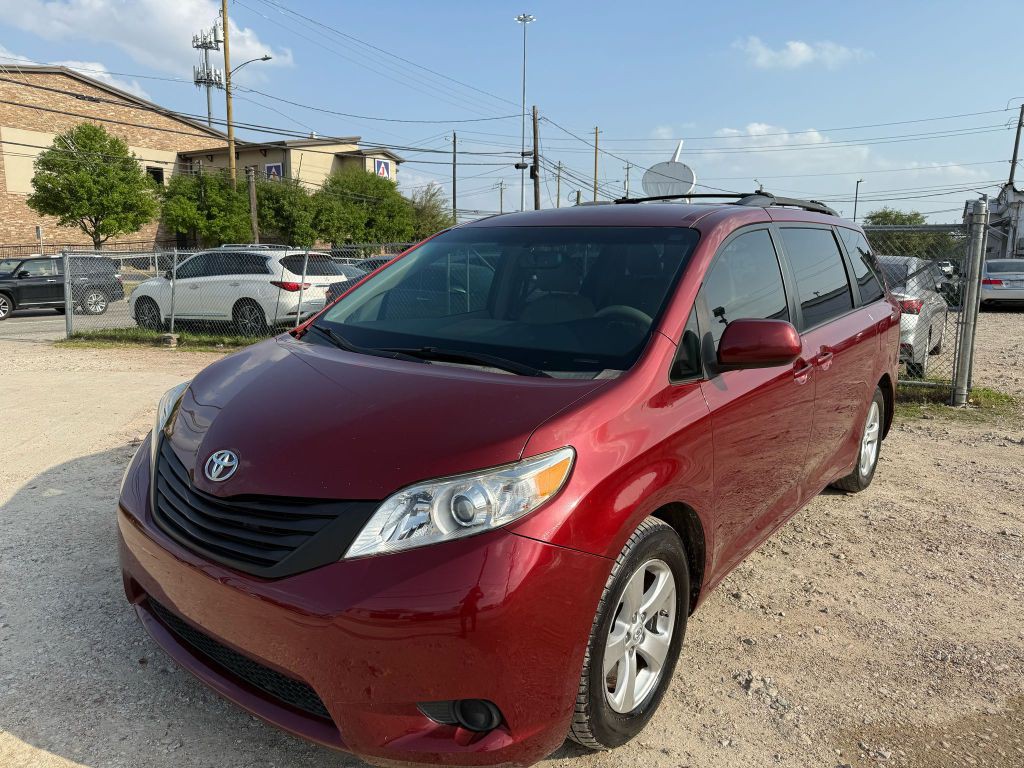 2014 Toyota Sienna Image 2
