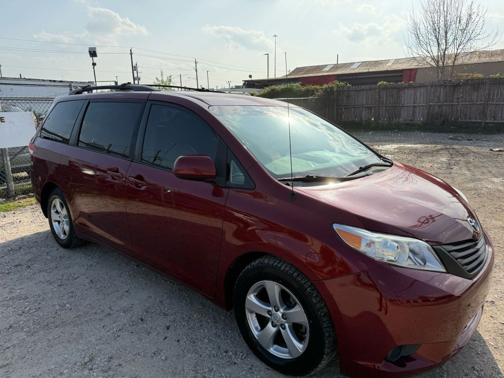 2014 Toyota Sienna Image 3