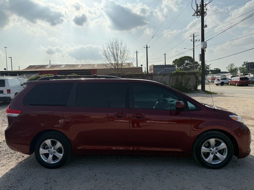 2014 Toyota Sienna Image 4