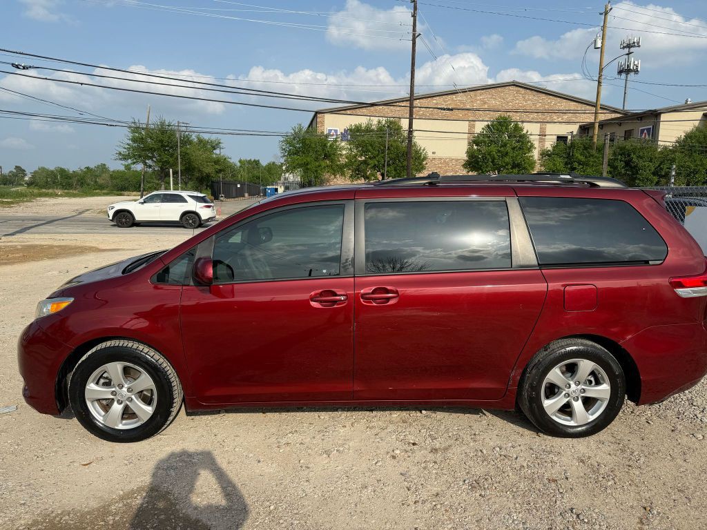 2014 Toyota Sienna Image 5