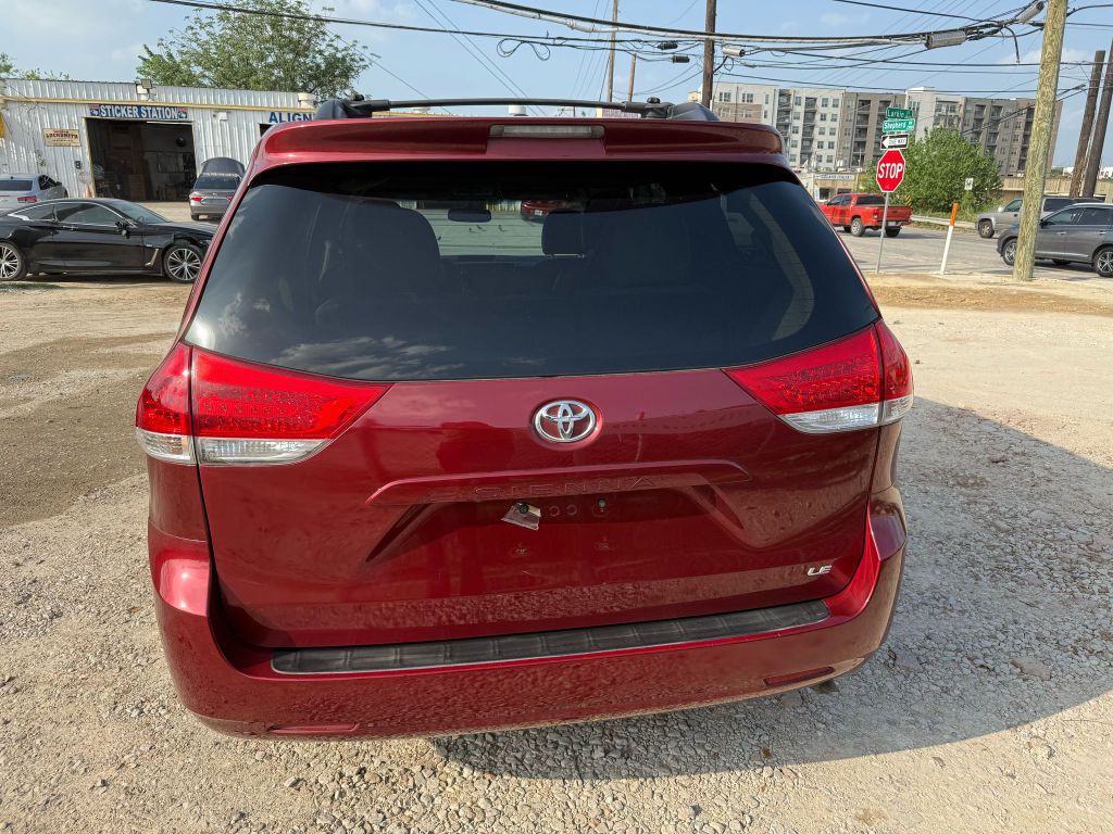 2014 Toyota Sienna Image 6