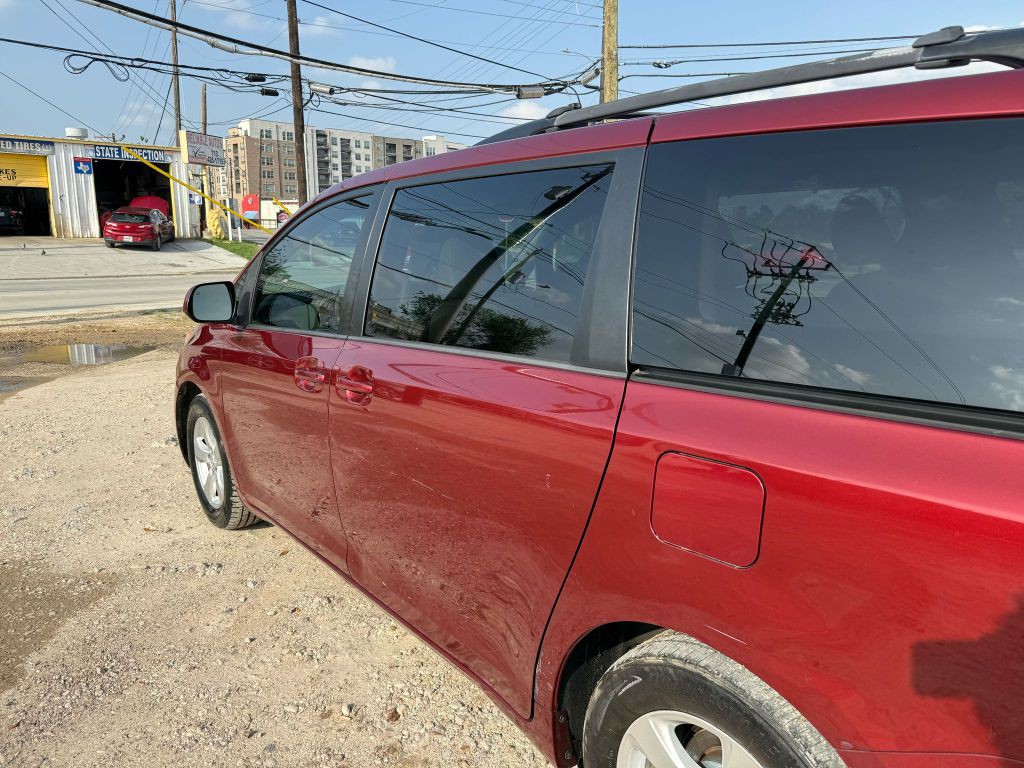 2014 Toyota Sienna Image 7