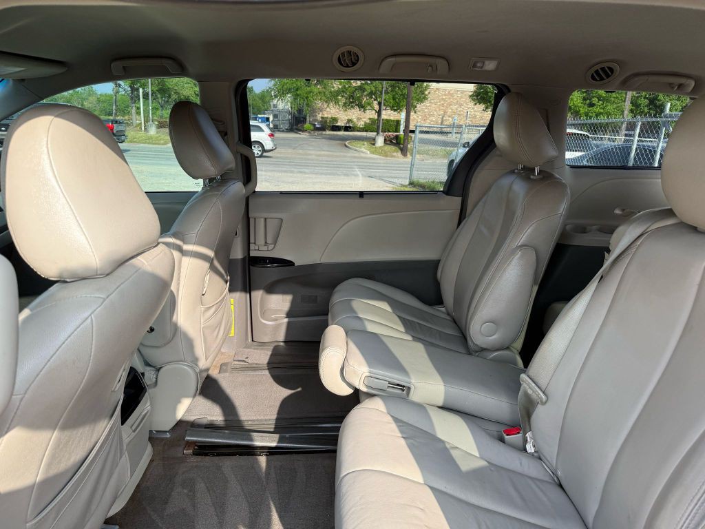 2014 Toyota Sienna Image 10