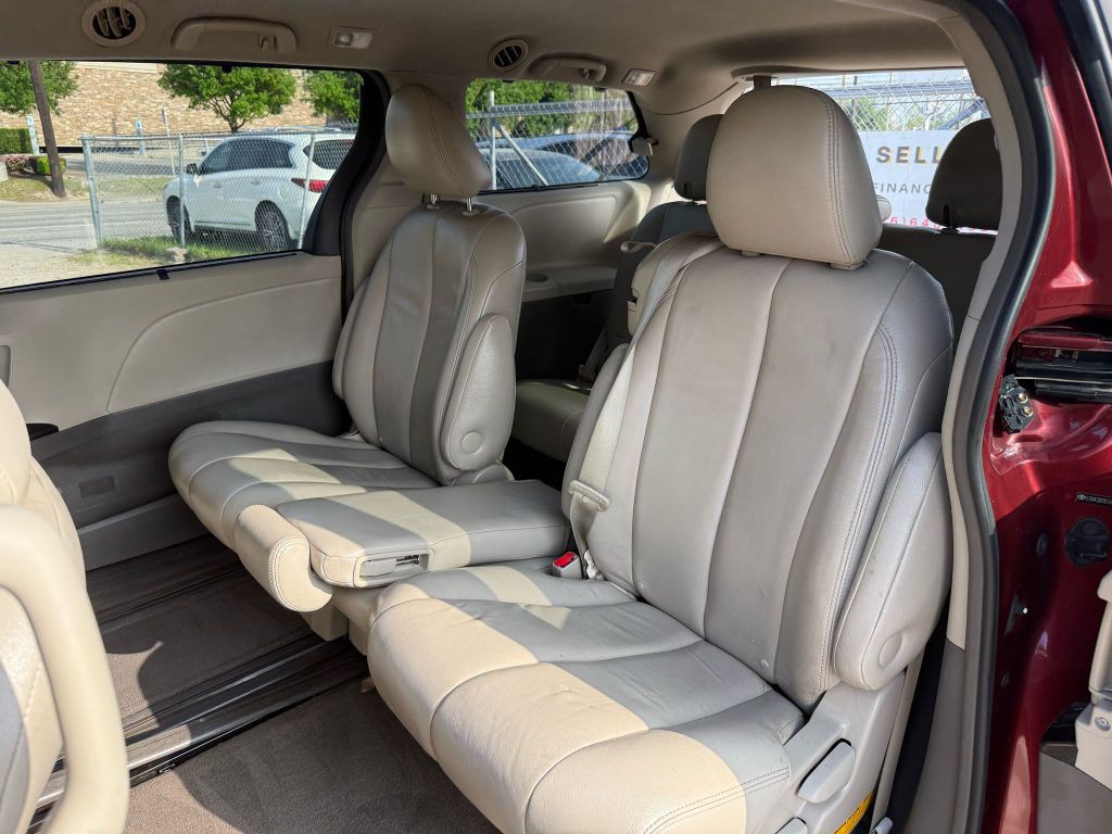 2014 Toyota Sienna Image 11