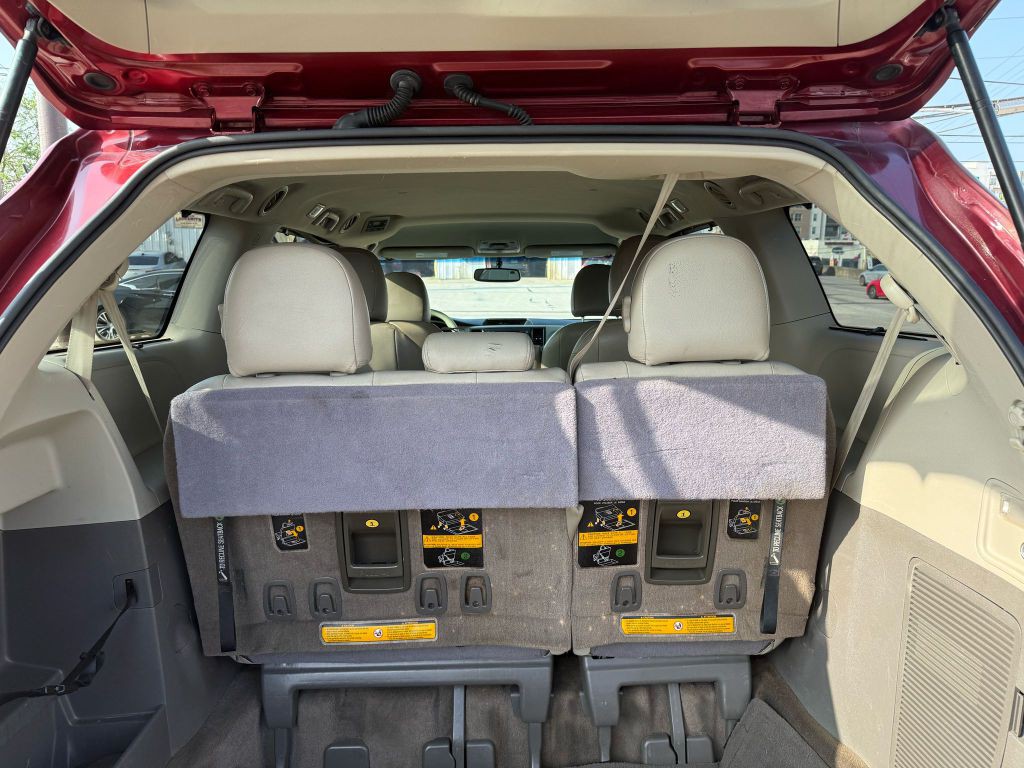 2014 Toyota Sienna Image 12