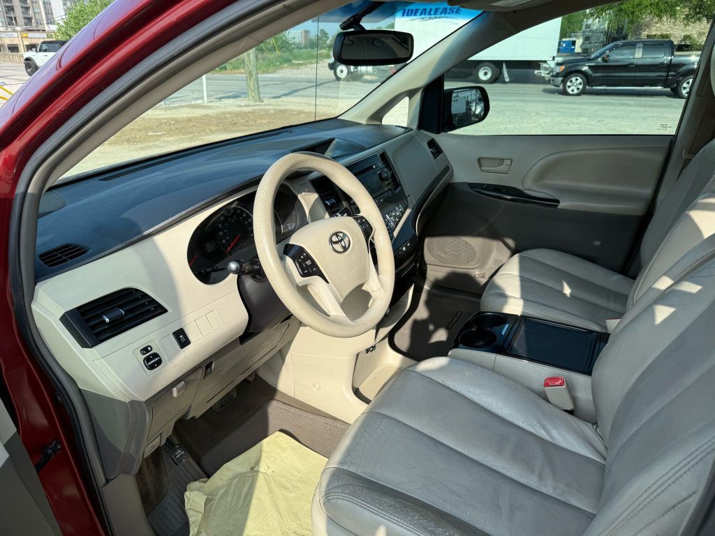 2014 Toyota Sienna Image 13