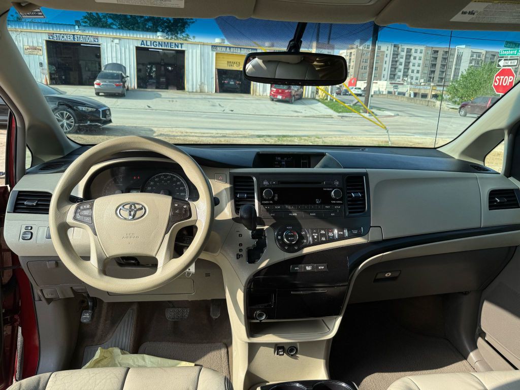 2014 Toyota Sienna Image 14