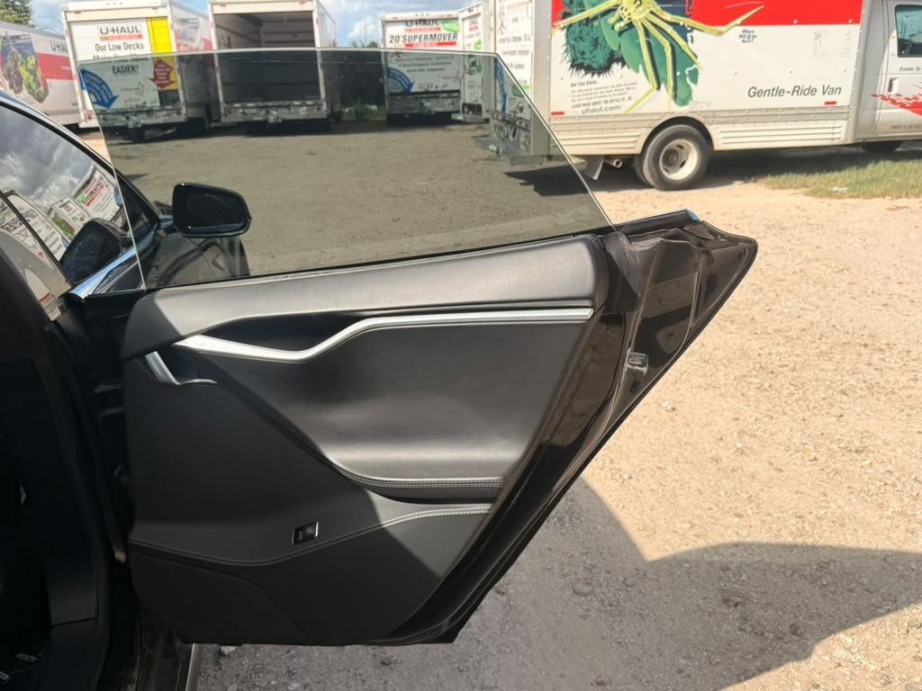 2015 Tesla Model S Image 13