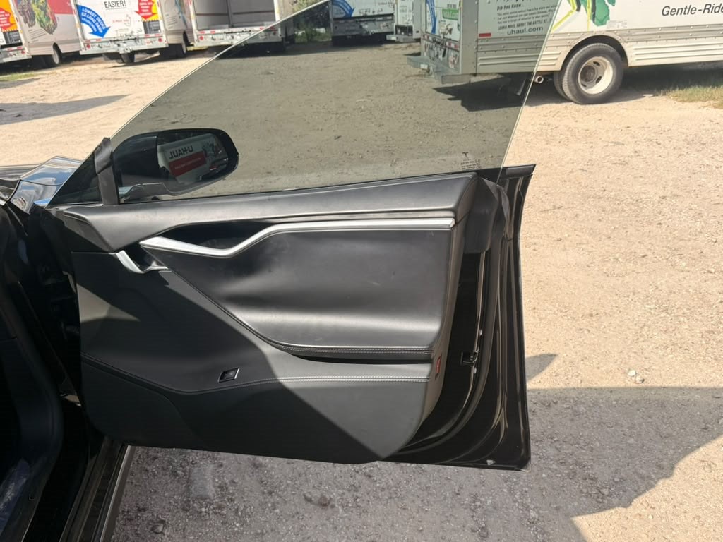 2015 Tesla Model S Image 14