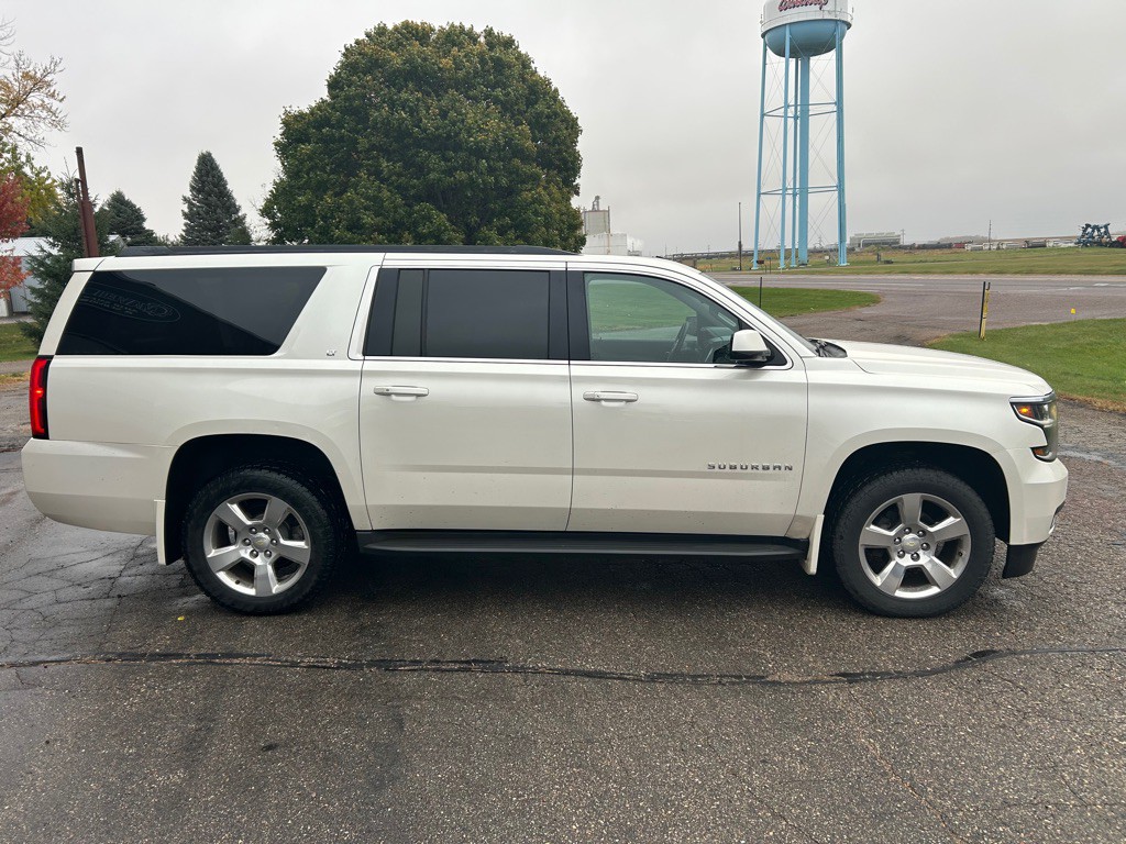 2015 Chevrolet Suburban Image 3
