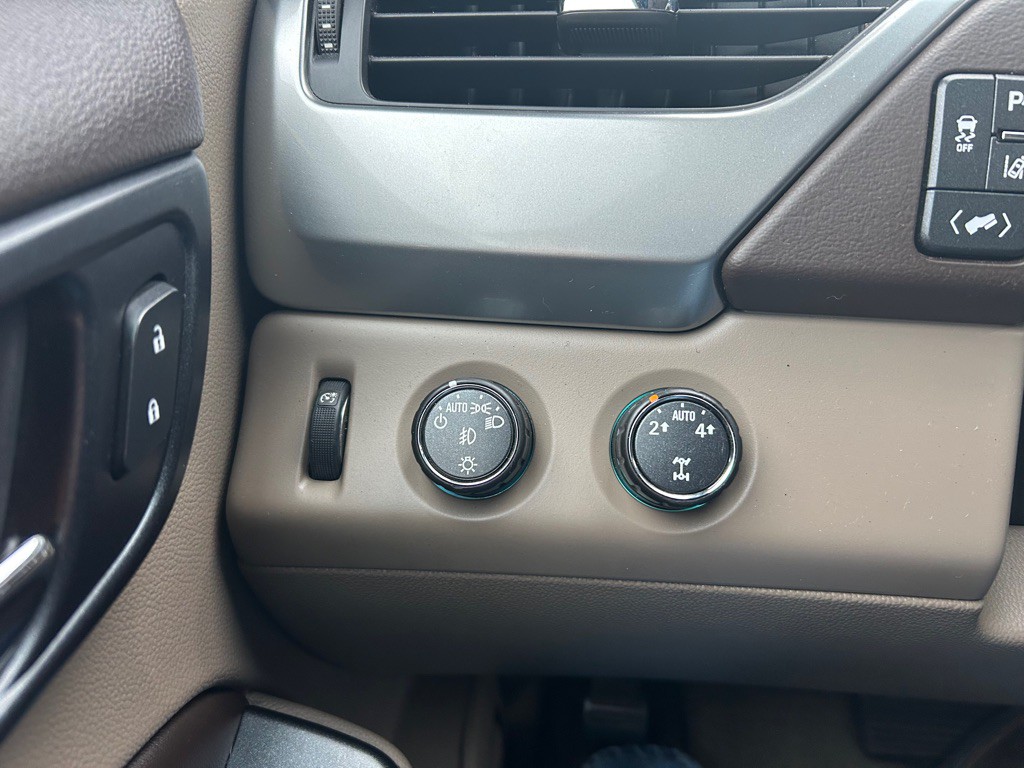 2015 Chevrolet Suburban Image 17