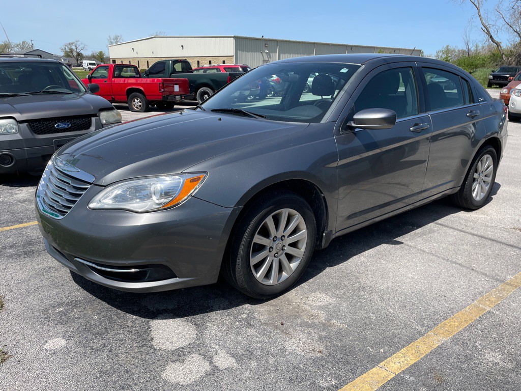 2013 Chrysler 200 Image 1