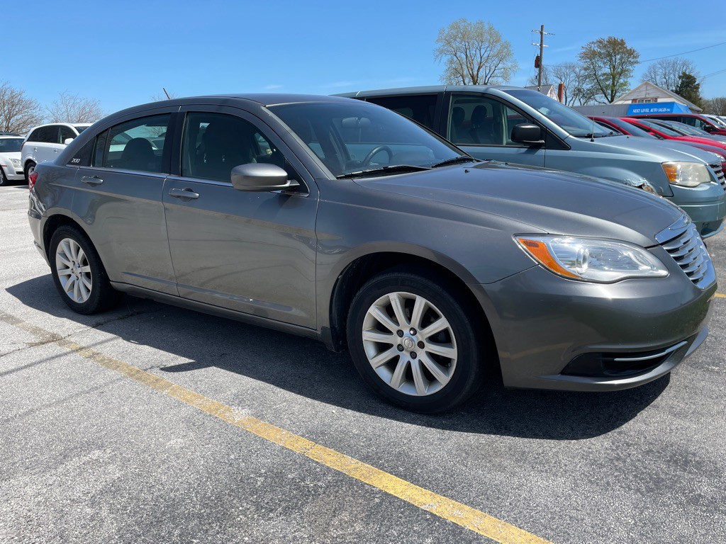 2013 Chrysler 200 Image 2