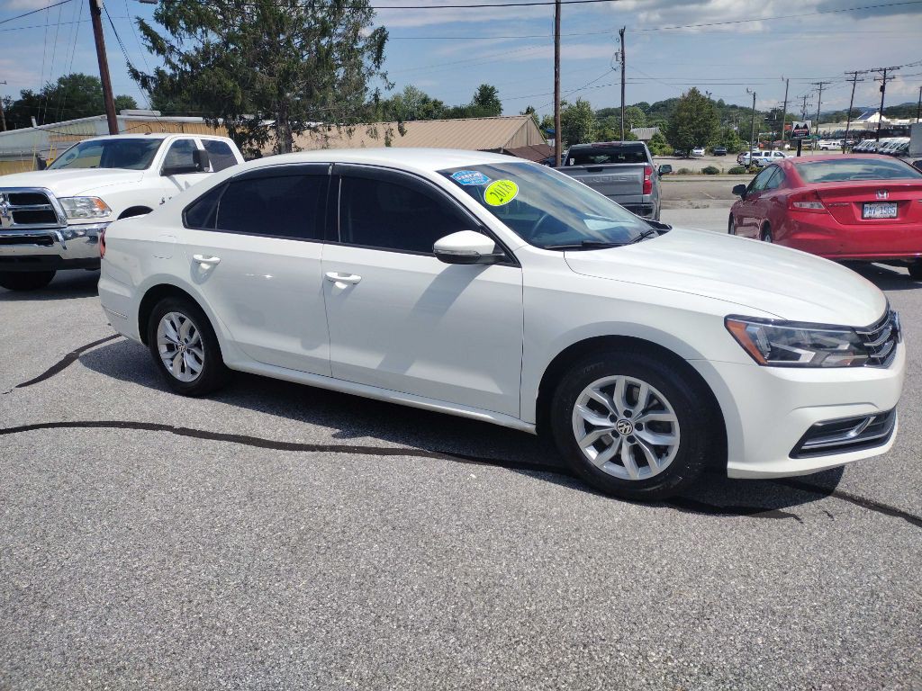 2018 Volkswagen Passat Image 2