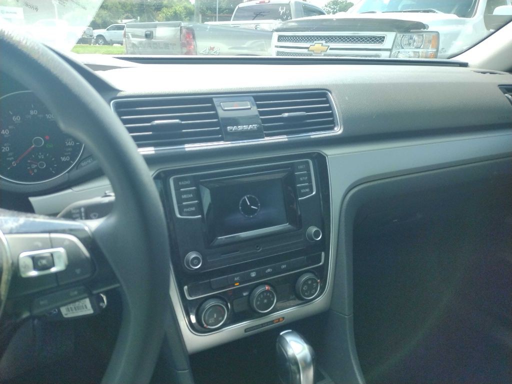 2018 Volkswagen Passat Image 11