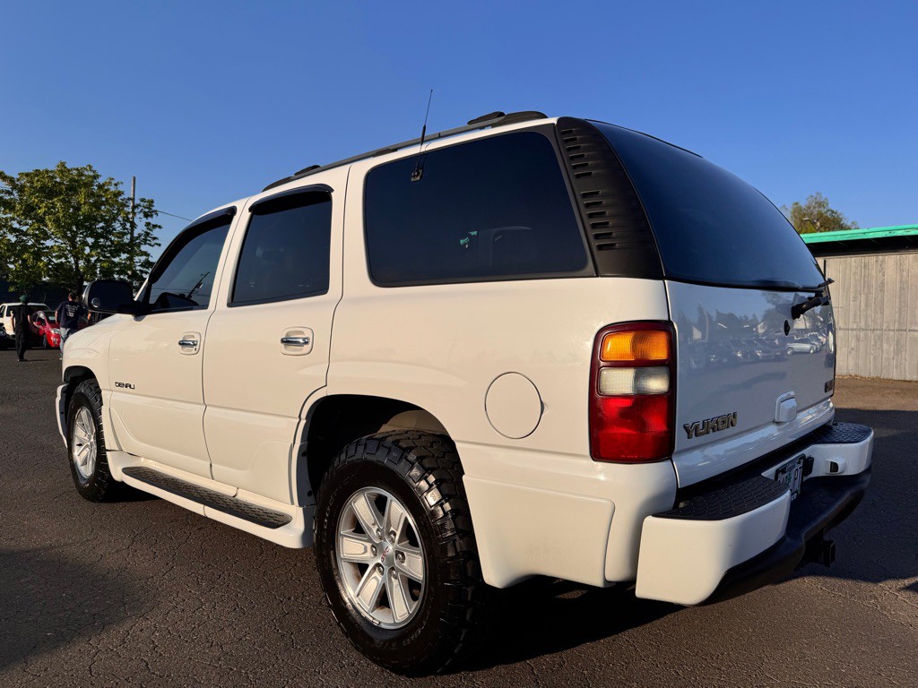 2001 GMC Denali Image 3