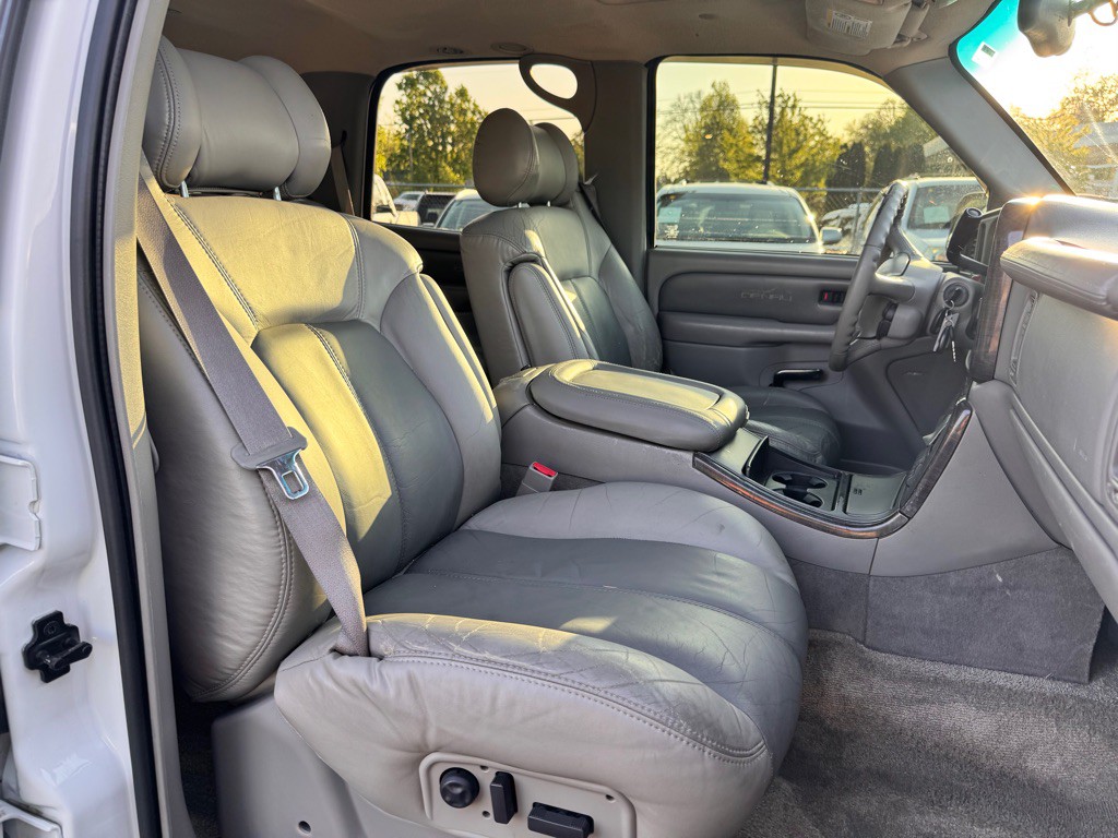 2001 GMC Denali Image 8