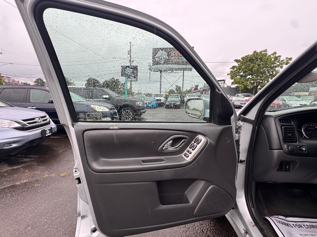2005 Mazda Tribute Image 8