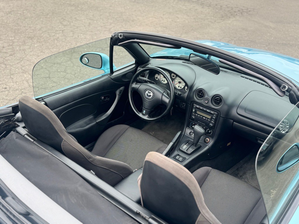 2002 Mazda MX-5 Miata Image 10