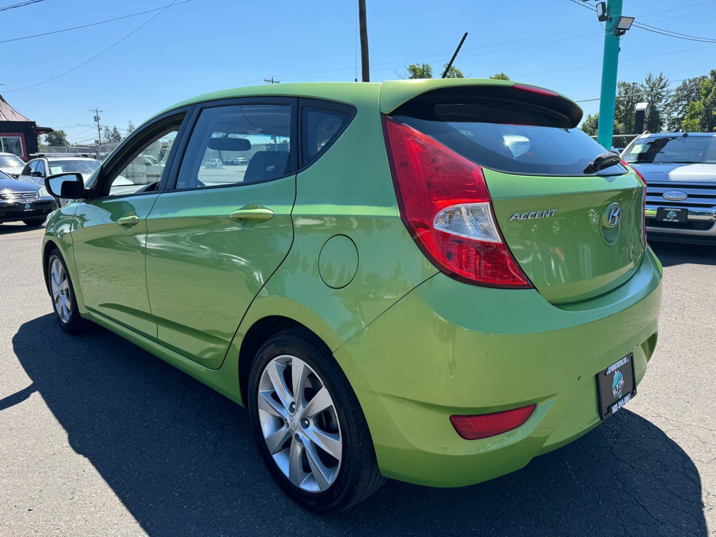 2013 Hyundai Accent Image 2